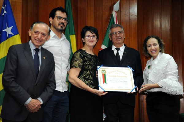 Momento do recebimento do título de Cidadão Goianiense junto com os familiares