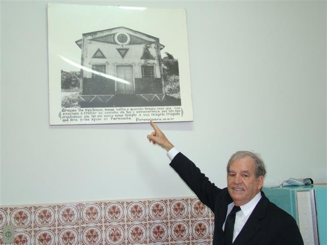 Irmão Roquette mostrando o antigo templo da Loja Maçônica Estrela do Sudoeste de São Simão GO, hoje submerso pelo canal de São Simão